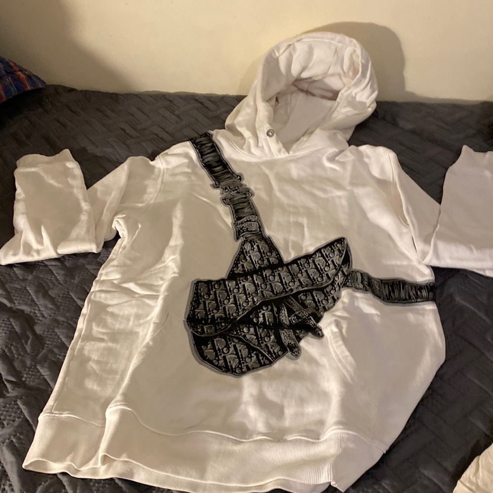 I’m sailing my Dior hoody. Is been used but still like no very well kept